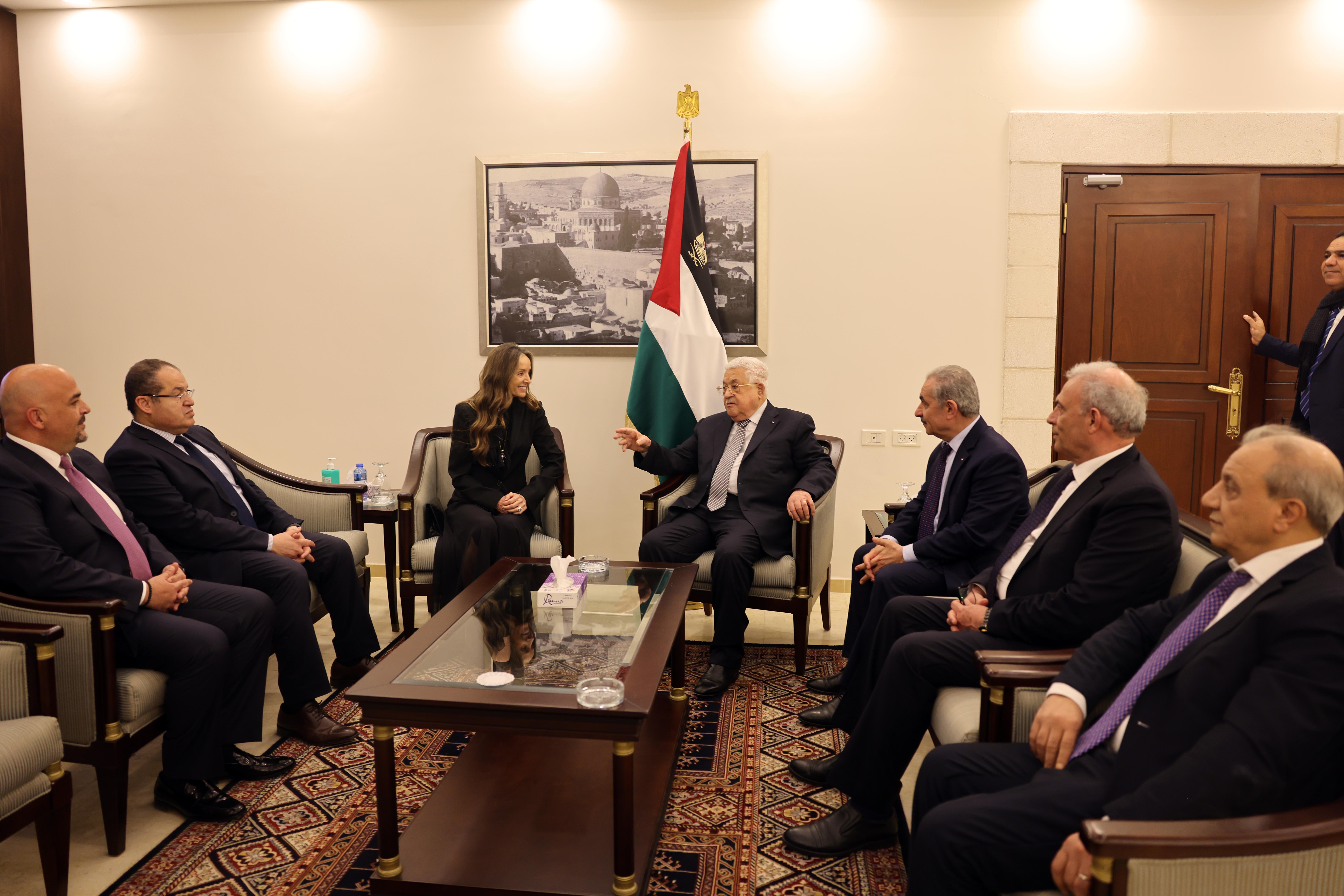 الرئيس خلال استقباله ممثل ملك المملكة الأردنية الهاشمية الأميرة مريم غازي (تصوير: ثائر غنايم/ وفا)